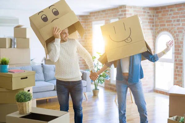 Funny par klädd i pappkartonger med roliga galna emoji ansikten — Stockfoto