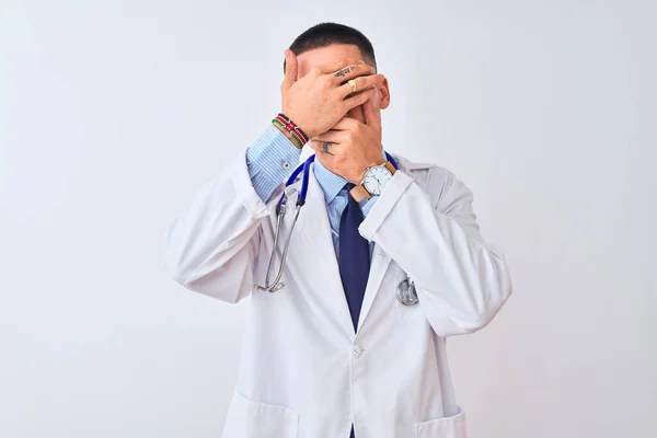 Νεαρός Γιατρός Φορώντας Στηθοσκόπιο Πάνω Απομονωμένο Φόντο Καλύπτοντας Μάτια Και — Φωτογραφία Αρχείου