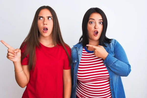 Jovens Mulheres Bonitas Vestindo Roupas Casuais Sobre Fundo Branco Isolado — Fotografia de Stock