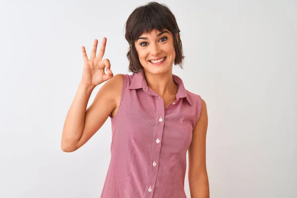 Mujer Hermosa Joven Vistiendo Camisa Roja Verano Pie Sobre Fondo — Foto de Stock