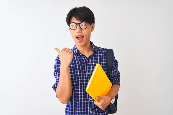 Estudiante Chino Con Mochila Sosteniendo Cuaderno Sobre Fondo Blanco Aislado — Foto de Stock