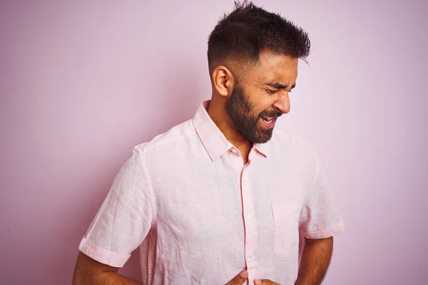 Mladý Indián Neformální Košili Stojící Nad Izolovaným Růžovým Pozadím Rukou — Stock fotografie