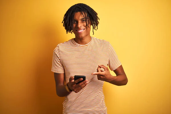 Afro Amerikansk Man Med Dreadlocks Med Smartphone Över Isolerad Gul — Stockfoto