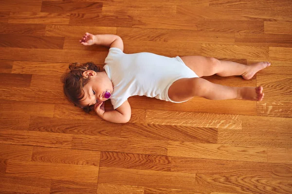 Hermosa Niña Niño Pequeño Con Traje Cuerpo Blanco Acostado Suelo — Foto de Stock