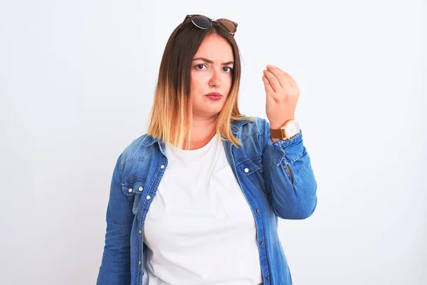 Mooie Vrouw Dragen Denim Shirt Staande Geïsoleerde Witte Achtergrond Doen — Stockfoto