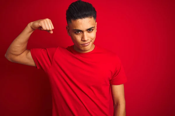 Jovem Brasileiro Vestindo Camiseta Sobre Fundo Vermelho Isolado Pessoa Forte — Fotografia de Stock