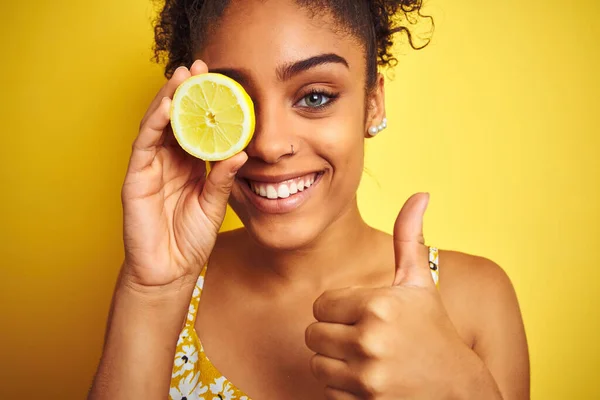 Mujer Afroamericana Joven Sosteniendo Rebanada Limón Sobre Fondo Amarillo Aislado —  Fotos de Stock