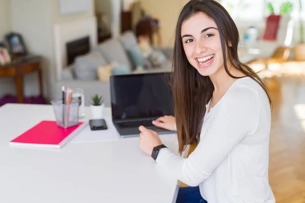 年轻的美女微笑使用电脑笔记本电脑与背景的空白屏幕 — 图库照片