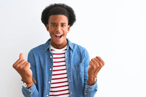 Afroamerikansk Man Bär Randig Shirt Och Denim Jacka Över Isolerade — Stockfoto