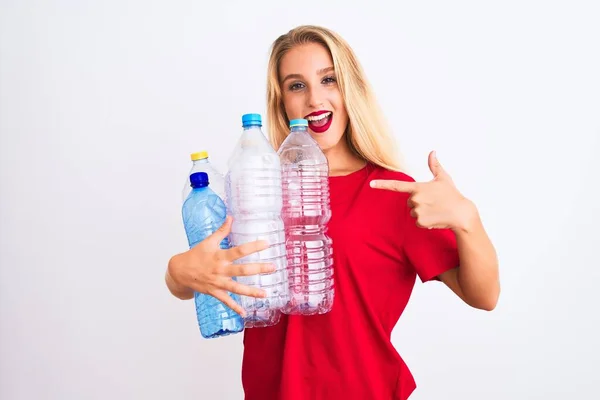 Junge Schöne Frau Recycling Von Plastikflaschen Steht Über Isolierten Weißen — Stockfoto