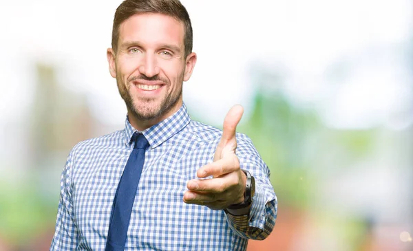 Bonito Homem Negócios Usando Gravata Sorrindo Amigável Oferecendo Aperto Mão — Fotografia de Stock