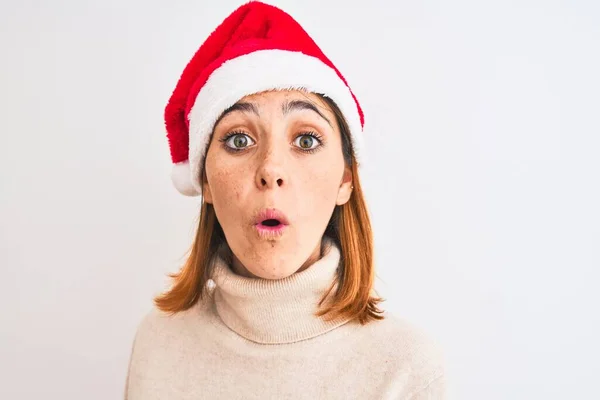 Bella Donna Rossa Che Indossa Cappello Natale Sfondo Isolato Spaventato — Foto Stock