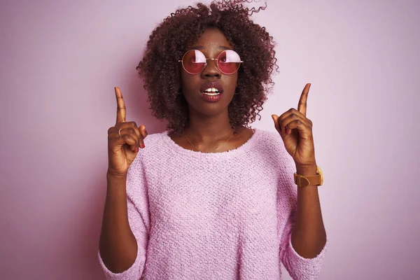 Jonge Afrikaanse Vrouw Draagt Trui Zonnebril Geïsoleerde Roze Achtergrond Verbaasd — Stockfoto