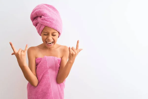 Menina Bonita Usando Toalha Banho Após Banho Sobre Fundo Branco — Fotografia de Stock