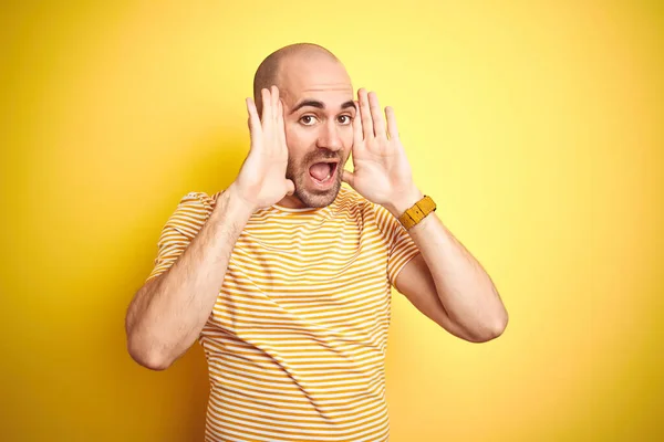 Ein Junger Mann Mit Glatze Und Bart Trägt Lässig Gestreiftes — Stockfoto