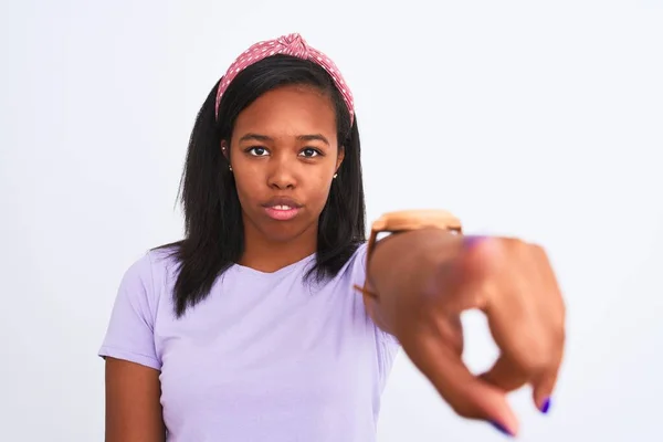 Mooie Jonge Afro Amerikaanse Vrouw Draagt Een Diadeem Geïsoleerde Achtergrond — Stockfoto