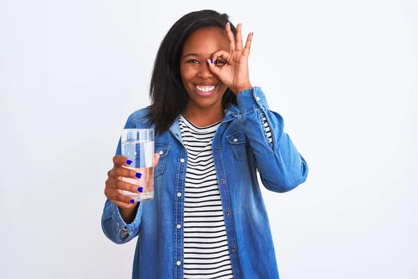 Jovem Afro Americana Bebendo Copo Água Doce Sobre Fundo Isolado — Fotografia de Stock