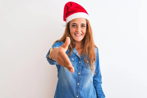 Jonge Mooie Roodharige Vrouw Dragen Kerstmuts Geïsoleerde Achtergrond Glimlachend Vriendelijk — Stockfoto