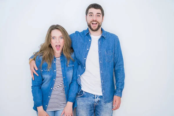 Jovem Belo Casal Juntos Sobre Fundo Isolado Branco Com Medo — Fotografia de Stock