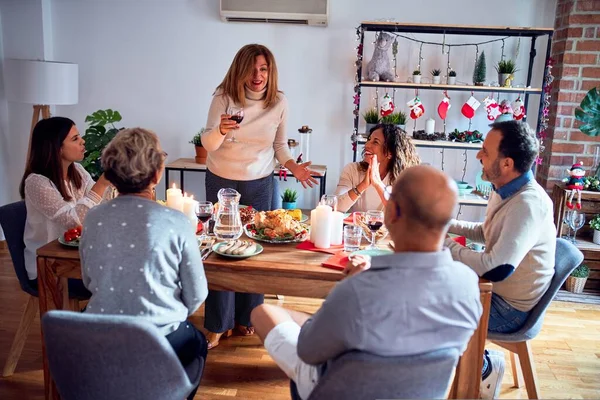 Familie Und Freunde Speisen Hause Und Feiern Heiligabend Mit Traditionellem — Stockfoto