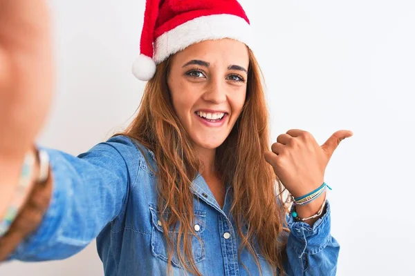 Ung Vacker Rödhårig Kvinna Bär Jul Hatt Och Selfie Pekar — Stockfoto