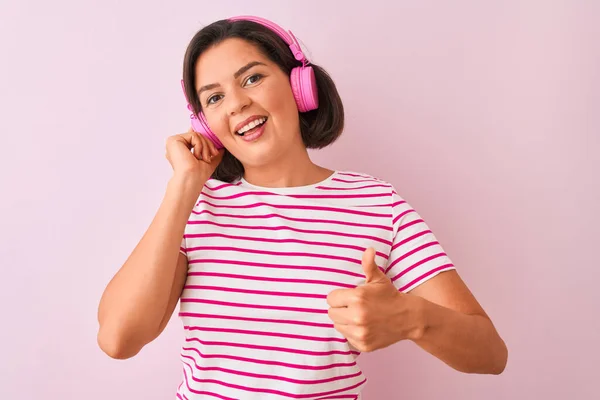 Giovane Bella Donna Che Ascolta Musica Utilizzando Cuffie Sfondo Rosa — Foto Stock