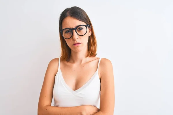 Mujer Pelirroja Hermosa Con Gafas Sobre Fondo Aislado Escéptico Nervioso —  Fotos de Stock