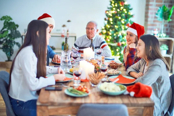 Mooie Familie Draagt Kerstman Hoed Vergadering Glimlachend Gelukkig Vol Vertrouwen — Stockfoto