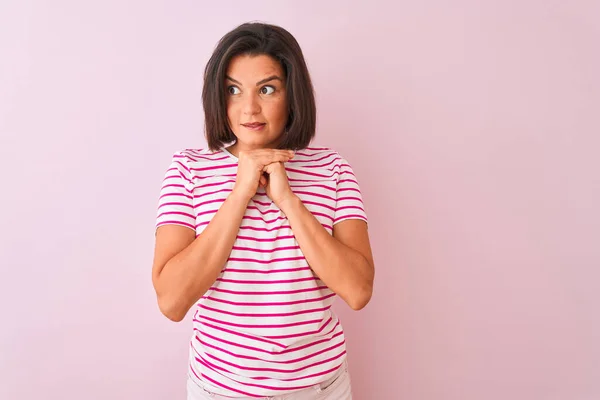 Jonge Mooie Vrouw Draagt Gestreepte Shirt Staan Geïsoleerde Roze Achtergrond — Stockfoto