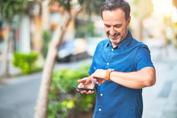 Μεσήλικας Όμορφος Επιχειρηματίας Στέκεται Στο Δρόμο Χρησιμοποιώντας Smartphone Κοιτάζοντας Ρολόι — Φωτογραφία Αρχείου