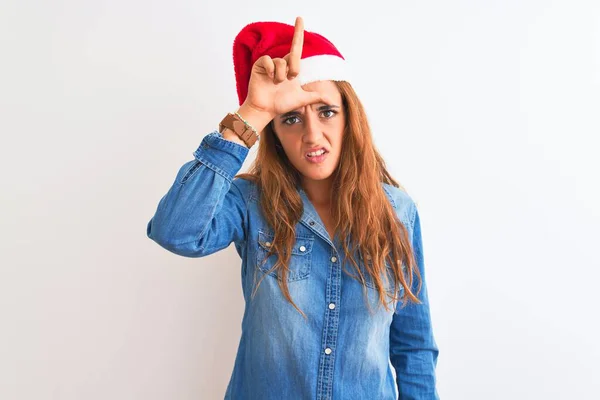 Joven Hermosa Pelirroja Con Sombrero Navidad Sobre Fondo Aislado Burlándose —  Fotos de Stock