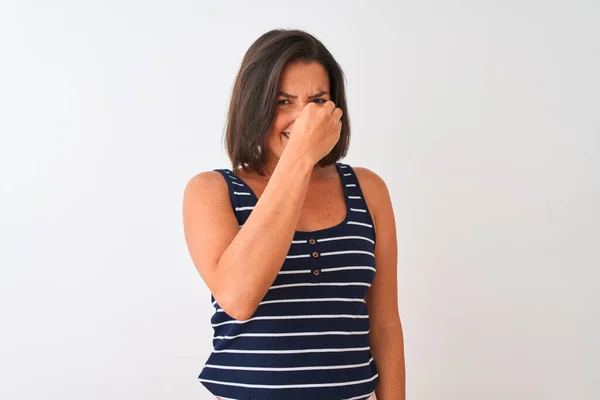 Jonge Mooie Vrouw Draagt Blauw Gestreepte Shirt Staan Geïsoleerde Witte — Stockfoto