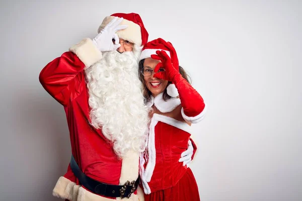 Пара Средних Лет Костюме Санта Клауса Обнимается Изолированном Белом Фоне — стоковое фото