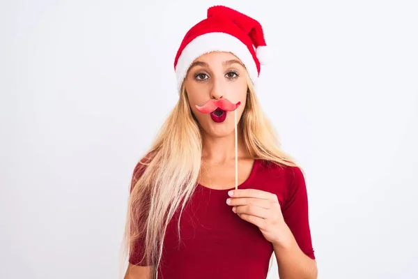Kvinna Bär Jul Santa Hatt Håller Fanny Mustasch Över Isolerade — Stockfoto