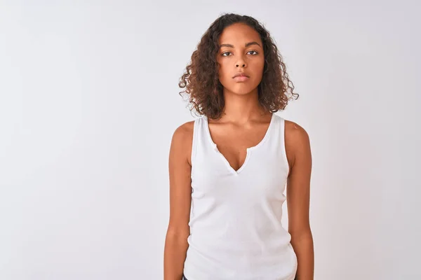 Mujer Brasileña Joven Con Camiseta Casual Pie Sobre Fondo Blanco —  Fotos de Stock