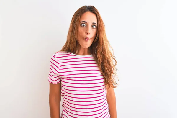 Ung Rödhårig Kvinna Bär Randig Casual Shirt Stuvning Över Vit — Stockfoto