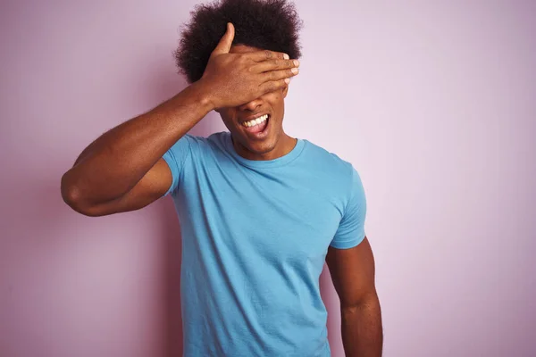 Homem Afro Americano Com Cabelo Afro Vestindo Camiseta Azul Sobre — Fotografia de Stock