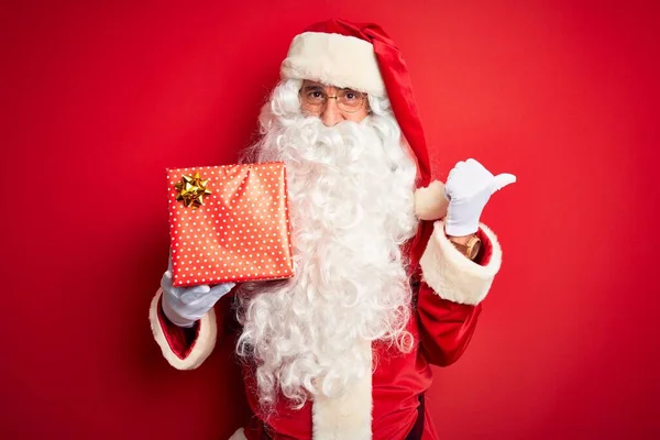 Middle Age Man Wearing Santa Claus Costume Holding Gift Isolated — Stock fotografie