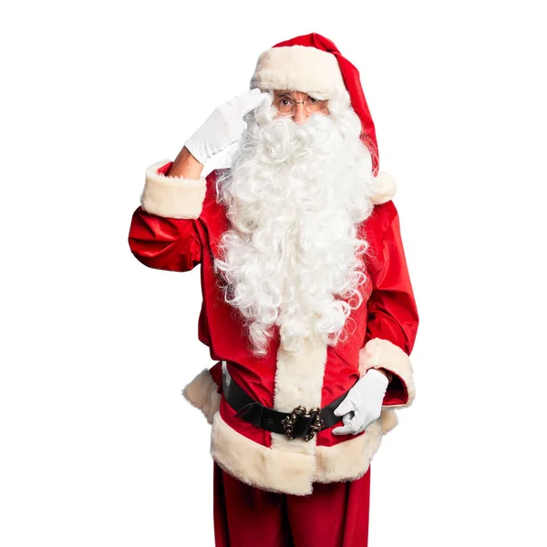 中年男子 身穿圣诞老人服装 蓄着胡子 站在那里 用枪指着自己的头 举手投足 — 图库照片