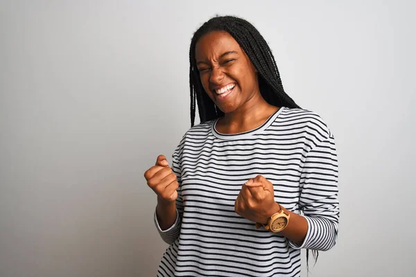 Ung Afrikansk Amerikansk Kvinna Bär Randig Shirt Stående Över Isolerad — Stockfoto