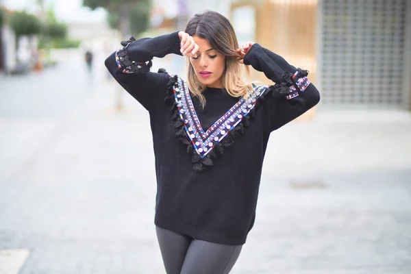 Jovem Menina Bonita Vestindo Suéter Andando Cidade Rua — Fotografia de Stock