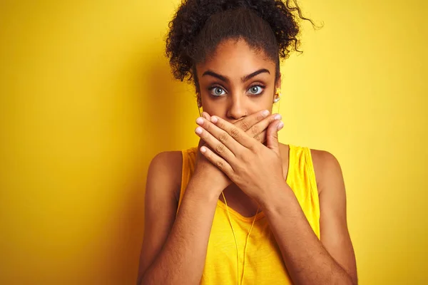 Afrikanisch Amerikanische Frau Die Musik Über Kopfhörer Über Isolierten Gelben — Stockfoto