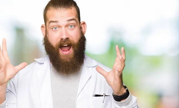 Joven Científico Rubio Vistiendo Abrigo Blanco Celebrando Loco Sorprendido Por — Foto de Stock