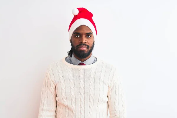 Młody Afroamerykanin Noszący Świąteczny Kapelusz Mikołaja Białym Tle Poważnym Wyrazem — Zdjęcie stockowe