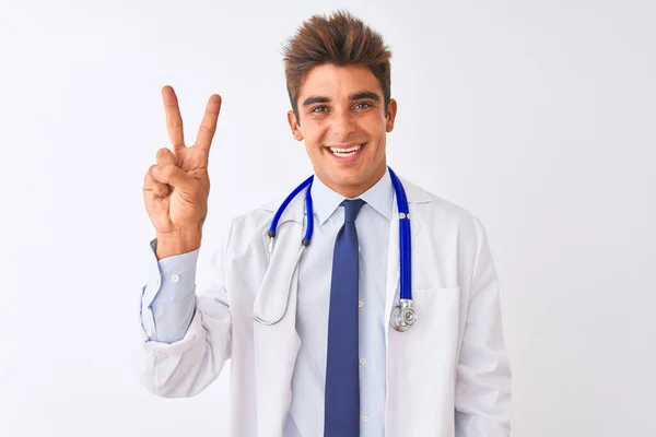 Jeune Homme Beau Médecin Portant Stéthoscope Sur Fond Blanc Isolé — Photo