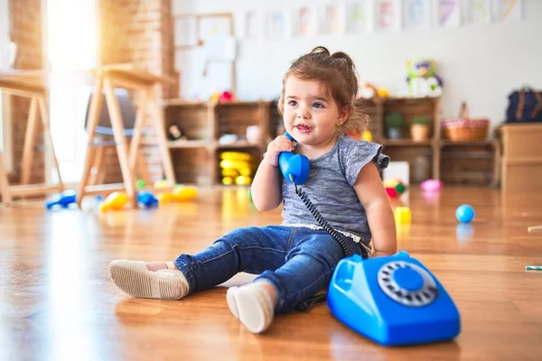 Güzel Çocuk Anaokulunda Yerde Oturmuş Antika Bir Telefonla Oynuyor — Stok fotoğraf