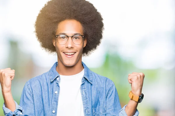 Unga Afroamerikanska Man Med Afro Hår Glasögon Firar Överraskad Och — Stockfoto