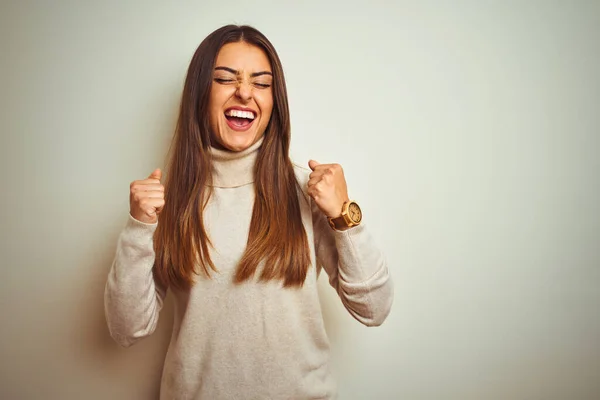 Jonge Mooie Vrouw Dragen Winter Coltrui Geïsoleerde Witte Achtergrond Opgewonden — Stockfoto