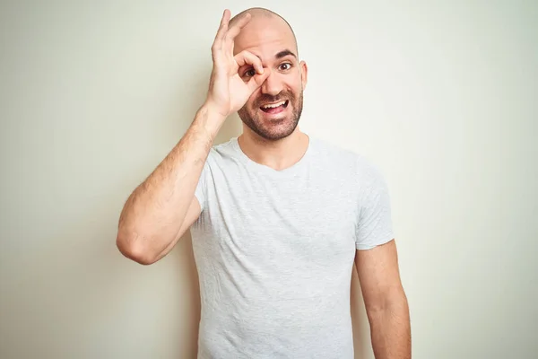 Junger Glatzköpfiger Mann Mit Bart Trägt Lässiges Weißes Shirt Über — Stockfoto