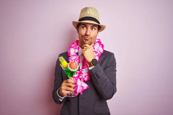 Üzletember Öltöny Kalap Hawaii Lei Koktélt Iszik Elszigetelt Rózsaszín Háttér — Stock Fotó